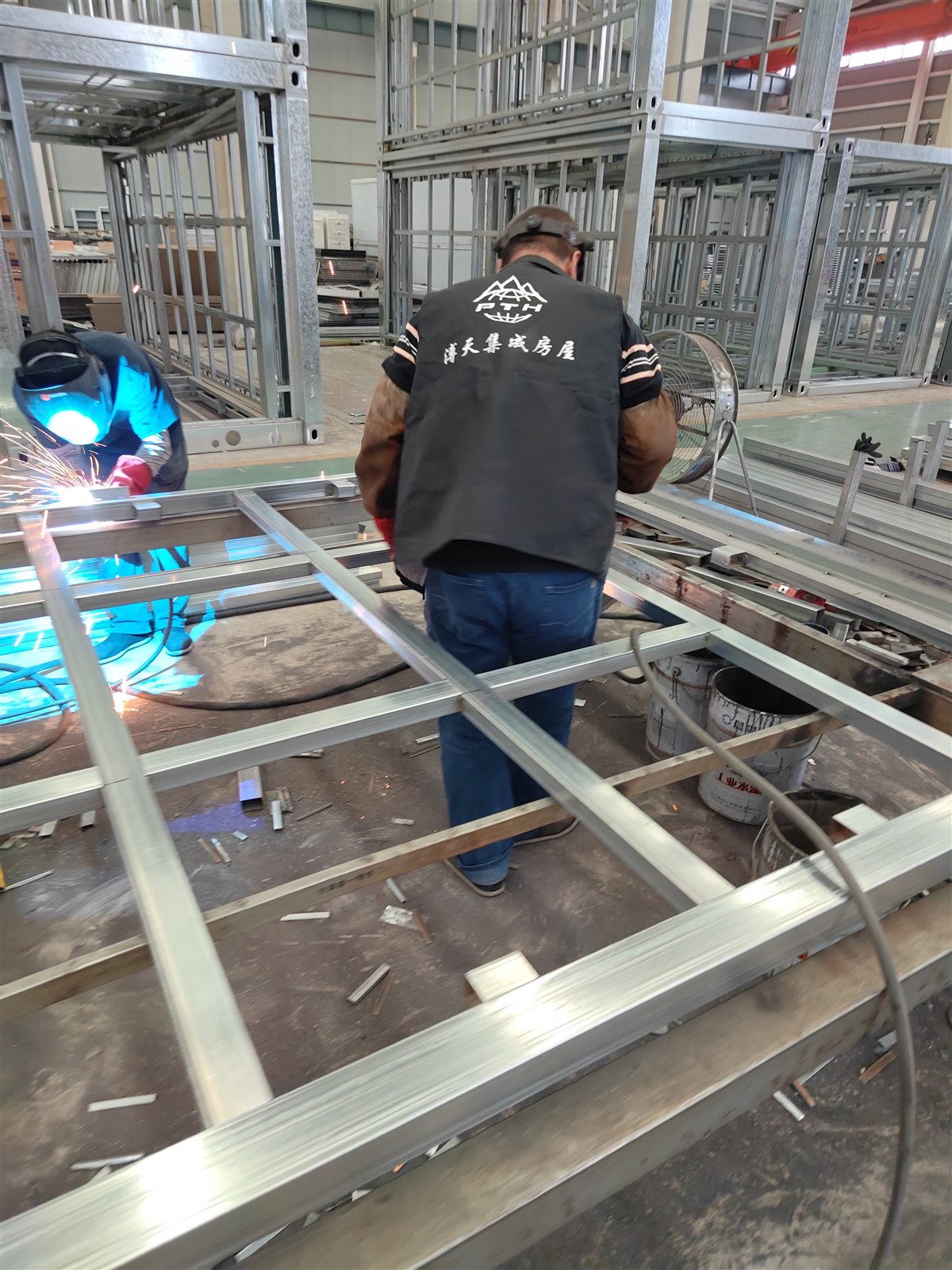 Putian factory frame welding